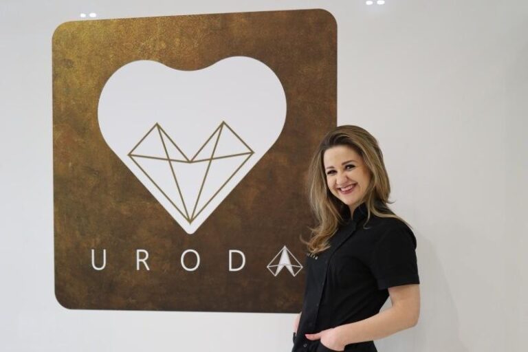 kobieta obok logo marki