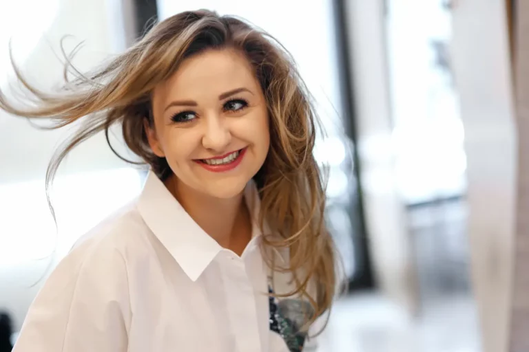 kobieta z rozwianymi włosami